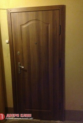 Классическая входная дверь в квартиру с МДФ