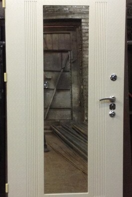 Белая металлическая дверь в квартиру с зеркалом