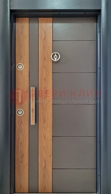 Коричневая входная дверь c МДФ панелью ЧД-01 в частный дом в Санкт-Петербурге