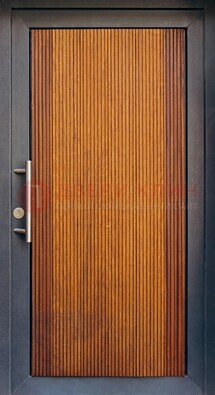 Коричневая входная дверь c МДФ панелью ЧД-03 в частный дом в Санкт-Петербурге