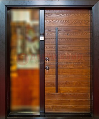 Коричневая входная дверь c МДФ панелью и стеклом ЧД-38 в частный дом в Санкт-Петербурге