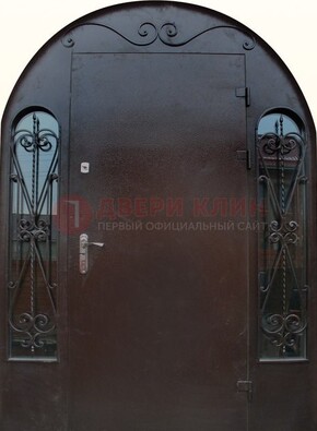 Арочная дверь со стеклом и ковкой ДА-16 под старину в Щербинке