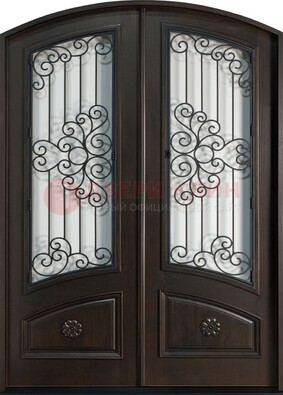Арочная дверь со стеклом и ковкой ДА-33 в загородный дом в Санкт-Петербурге