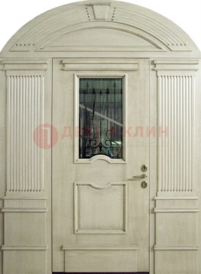 Белая входная дверь массив со стеклом и ковкой ДА-49 в Санкт-Петербурге
