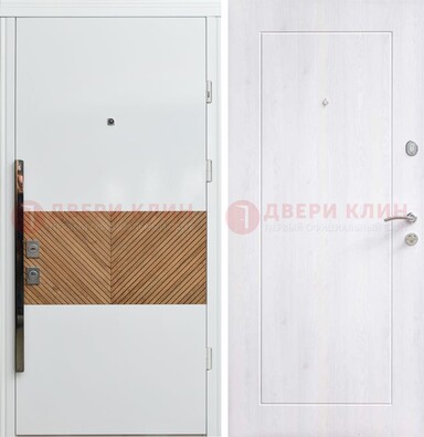 Белая железная дверь МДФ горизонтальной вставкой ДМ-265 в Санкт-Петербурге