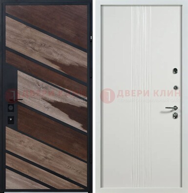 Железная коричневая дверь со светлой МДФ внутри ДМ-310 в Пскове