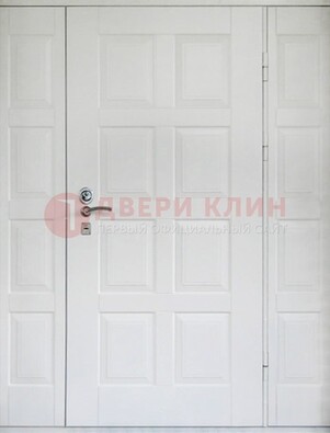 Белая входная дверь для коттеджа с МДФ ДМ-536 в Санкт-Петербурге