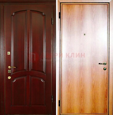 Темная железная дверь с массивом дуба ДМД-13 в Санкт-Петербурге