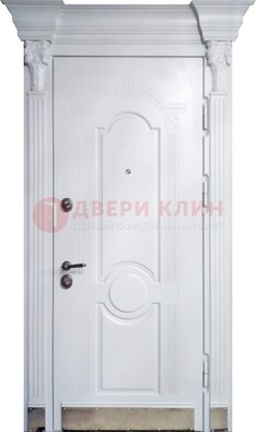 Белая металлическая дверь с массивом дуба для дома ДМД-59 в Санкт-Петербурге