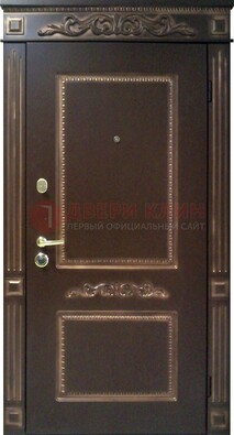 Входная дверь с массивом дуба в темном цвете ДМД-65 в Санкт-Петербурге