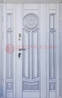 Белая двухстворчатая дверь с массивом дуба ДМД-72 в Санкт-Петербурге