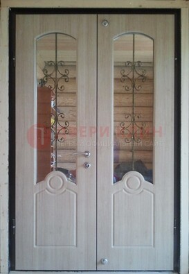 Парадная дверь со стеклянными вставками и ковкой ДПР-23 в деревянный дом в Санкт-Петербурге