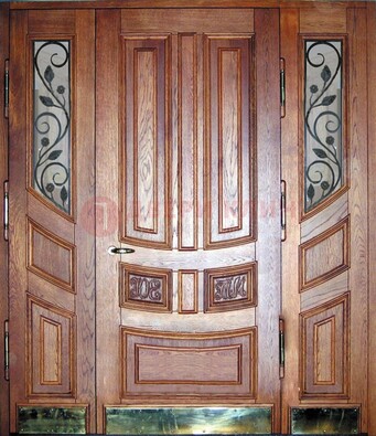 Парадная дверь со стеклом и ковкой ДПР-35 для загородного дома в Санкт-Петербурге