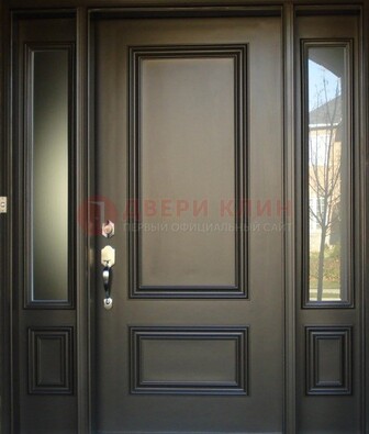 Парадная дверь с отделкой массив ДПР-65 в загородный дом в Санкт-Петербурге