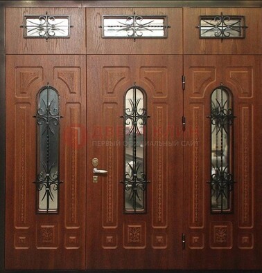 Парадная дверь с металлическими вставками и ковкой ДПР-72 в дом в Санкт-Петербурге