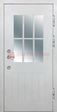 Белая уличная дверь со стеклом ДС-30 в Санкт-Петербурге