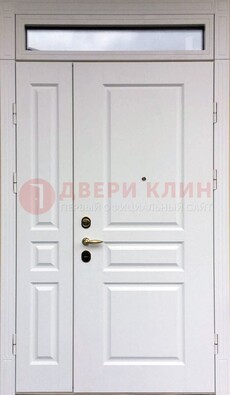 Белая двухстворчатая металлическая дверь со стеклом ДС-63 в Санкт-Петербурге