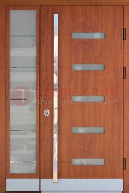 Коричневая металлическая дверь со стеклом ДС-72 в Санкт-Петербурге
