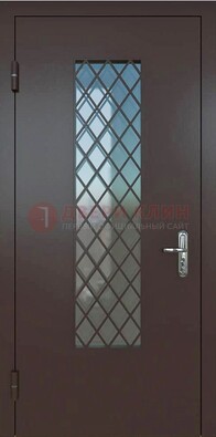 Темная металлическая дверь с решеткой и стеклом ДС-7 в Санкт-Петербурге