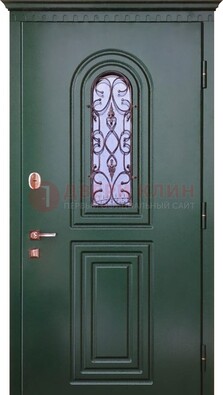 Темно-зеленая входная дверь со стеклом и ковкой ДСК-129 в Санкт-Петербурге
