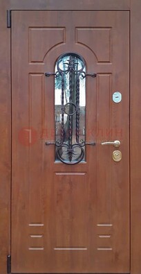 Темная железная дверь со стеклом и ковкой в коричневом цвете ДСК-154 в Санкт-Петербурге