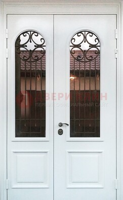 Белая стальная дверь стекло с ковкой и филенкой ДСК-201 в Санкт-Петербурге