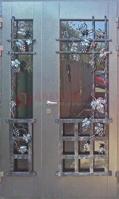Распашная уличная дверь Порошок со стеклом и ковкой ДСК-221 в Санкт-Петербурге