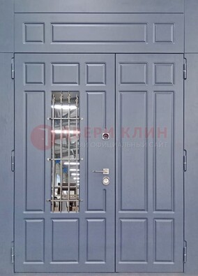 Серая двухстворчатая дверь Винорит со стеклом и ковкой ДСК-234 RAL 7024 в Санкт-Петербурге