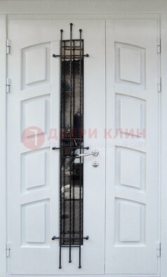 Белая полуторная стальная дверь с массивом для коттеджа ДСК-253 в Екатеринбурге