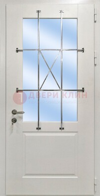 Белая простая железная дверь Винорит со стеклом и ковкой ДСК-257 в Санкт-Петербурге