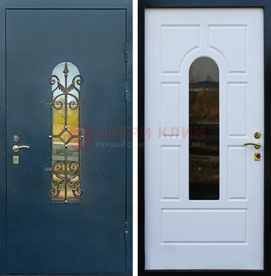 Входная дверь Дверь со стеклом и ковкой ДСК-71 для кирпичного дома в Санкт-Петербурге
