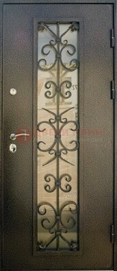 Входная дверь Дверь со стеклом и ковкой черного цвета ДСК-76 для веранды в Санкт-Петербурге