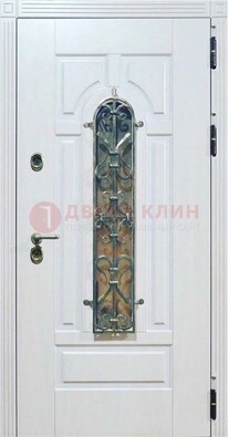 Белая остекленная металлическая дверь с ковкой ДСК-98 в Санкт-Петербурге
