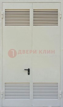 Белая металлическая техническая дверь с вентиляционной решеткой ДТ-6 в Санкт-Петербурге