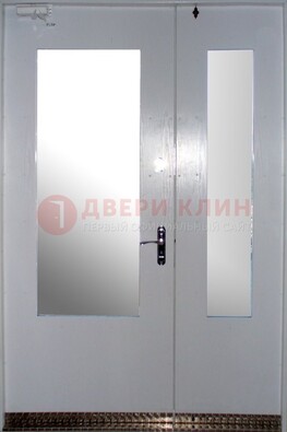 Белая  тамбурная дверь со стеклянными вставками ДТМ-18 в Санкт-Петербурге