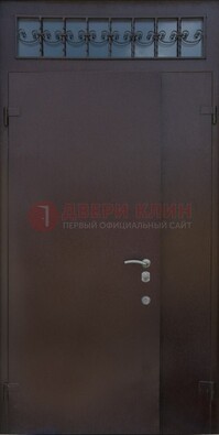 Коричневая тамбурная дверь со стеклянными вставками и ковкой ДТМ-39 в Санкт-Петербурге