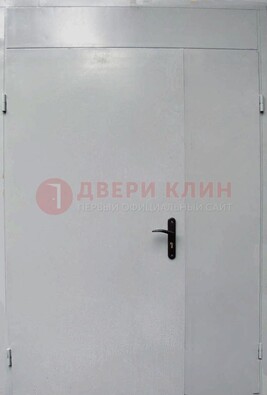 Белая металлическая тамбурная дверь ДТМ-5 в Санкт-Петербурге
