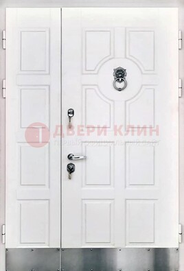 Белая входная дверь с виноритом ДВТ-246 в Санкт-Петербурге