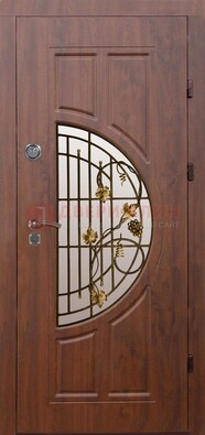 Стальная коричневая дверь с виноритом и ковкой ДВТ-82 в Санкт-Петербурге