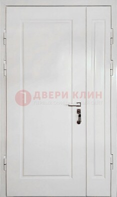 Полуторная металлическая дверь с МДФ в белом цвете ПЛ-24 в Санкт-Петербурге