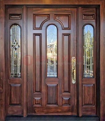 Железная классическая дверь с массивом дуба и витражом ВЖ-18 в Санкт-Петербурге