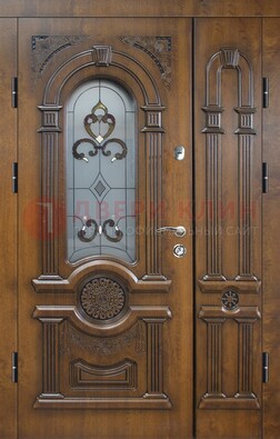 Коричневая двухстворчатая железная дверь с МДФ и витражом ВЖ-32 в Санкт-Петербурге